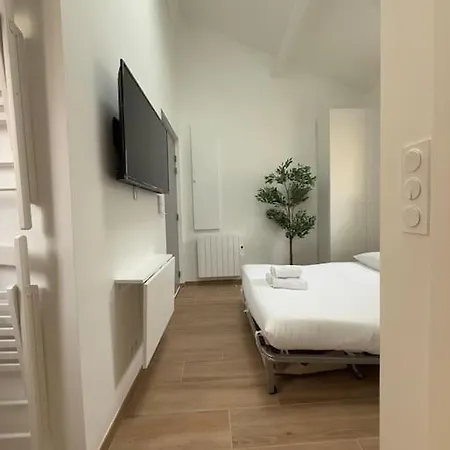 Dans Le 16e Pres De La Tour Eiffel Appartement *
