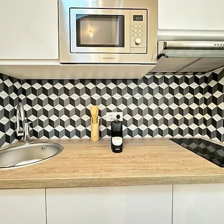 Appartement Dans Le 16e Pres De La Tour Eiffel